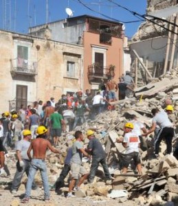 Soccorritori e la palazzina crollata